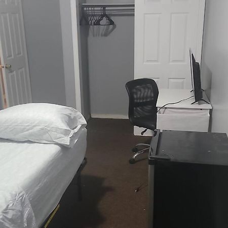 Room In A Beach House With King Size Bed In A Landlord Hosted Three Bedroom Apartment New York Eksteriør billede