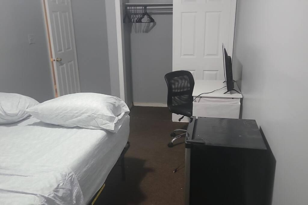 Room In A Beach House With King Size Bed In A Landlord Hosted Three Bedroom Apartment New York Eksteriør billede